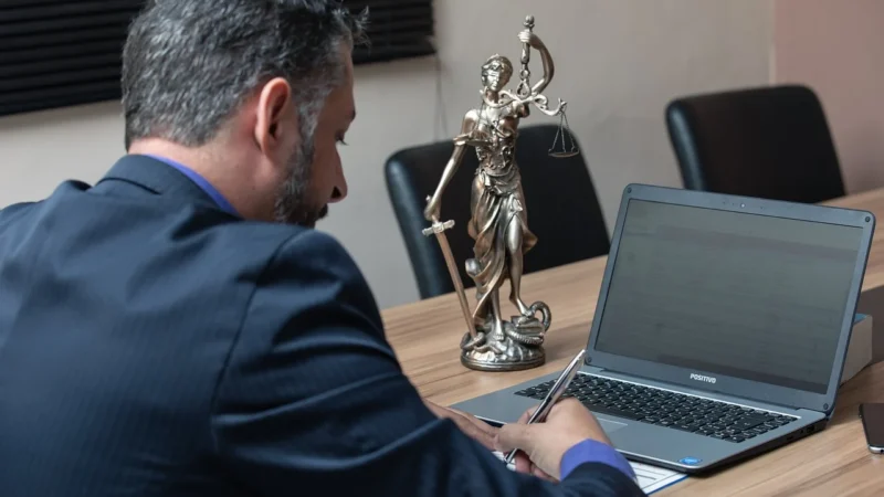 Jak kancelaria adwokacka buduje skuteczną obronę w procesach karnych
