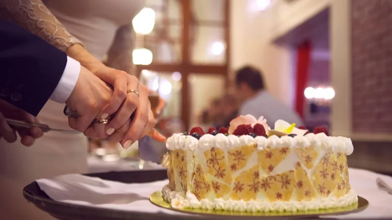 Tendencje w dekoracji tortów weselnych w Łodzi